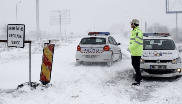 У Румунії через сніг закрили десятки доріг 