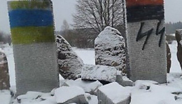 Зруйнований вандалами пам'ятник у Гуті Пеняцькій відновлять до кінця лютого