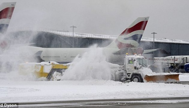 Через снігопад у головному аеропорту Лондона скасували 80 рейсів