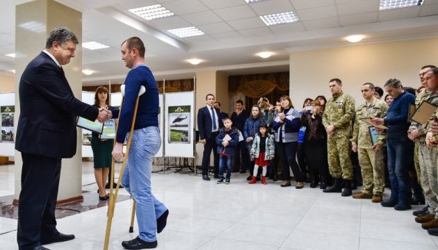 Порошенко у Миколаєві вручив ордери на квартири 15 військовим-учасникам АТО