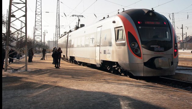 Пасажирські потяги в Україні планують розганяти до 200 км/год