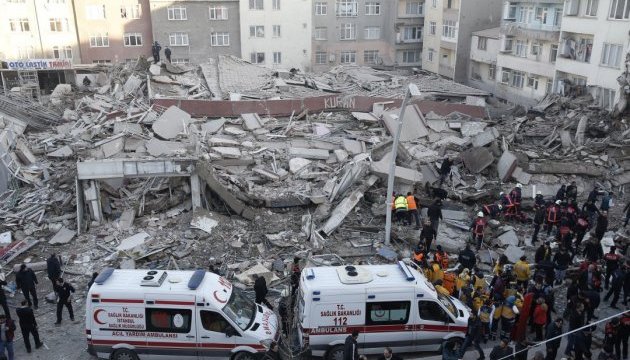 У Стамбулі обвалилася багатоповерхівка, двоє загиблих