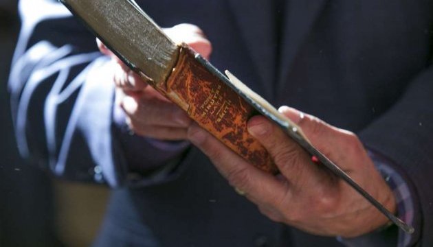 В США мужчина вернул в библиотеку взятую 100 лет назад книгу В США мужчина вернул в библиотеку взятую 100 лет назад книгу