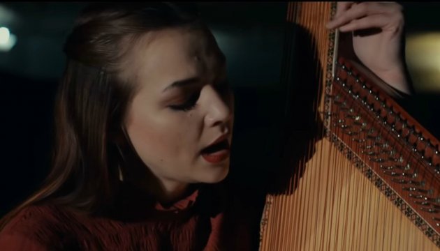 乌克兰女孩用班杜拉琴演奏传奇歌曲走红网络
