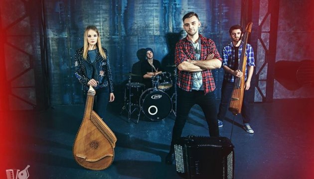Les musiciens ukrainiens ont joué la bande originale de «Sherlock» à l'aide du bandura et de l'accordéon