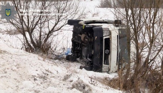 На Рівненщині з траси злетів автобус: є постраждалі