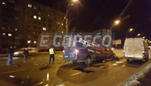 У Києві Porsche протаранив мікроавтобус, двоє постраждалих
