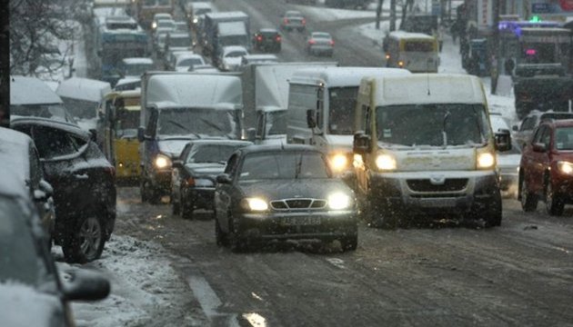Рух у напрямку столиці на Одеській трасі ускладнений: авто ледь рухаються