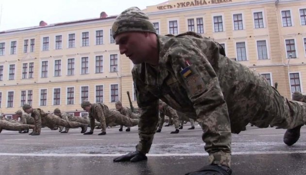 Over 700 Ukrainian military students and officers take part in #22PushUpChallenge. Video