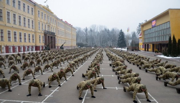 PushUpChallenge récord mostraron 700 cadetes y oficiales y la Academia de Sahaidachny (Video)