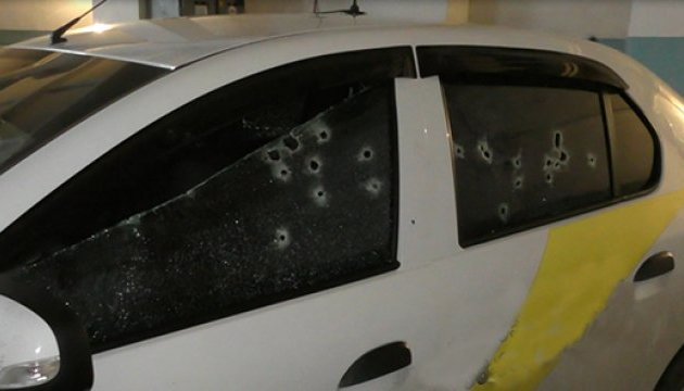 Автівку охоронців у Дніпрі обстріляли з автоматичної зброї – поліція