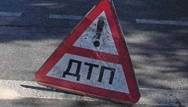У Києві Renault розтрощив автобусну зупинку