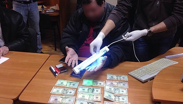 СБУ затримала на хабарі прокурора Дніпропетровської місцевої прокуратури