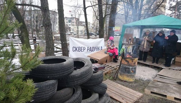 Кияни із шинами захищають від забудови сквер у Дніпровському районі