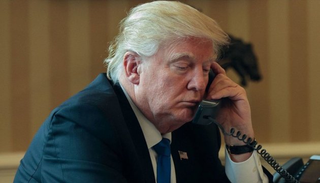 Трамп просить світових лідерів телефонувати йому на особистий мобільний