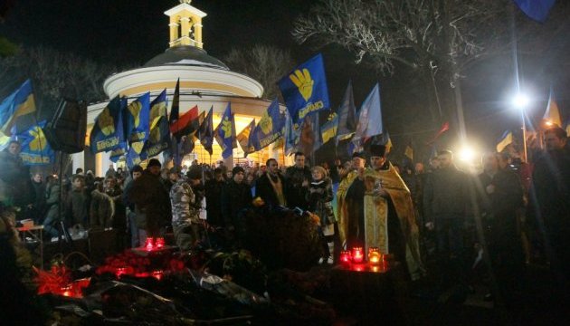 Факельное шествие в Киеве завершилось молебном на Аскольдовой могиле Факельное шествие в Киеве завершилось молебном на Аскольдовой могиле