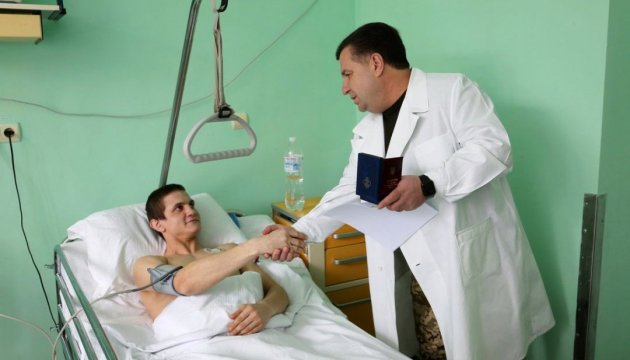 Defense Minister Poltorak visits wounded ATO soldiers at Clinical Center (video) 