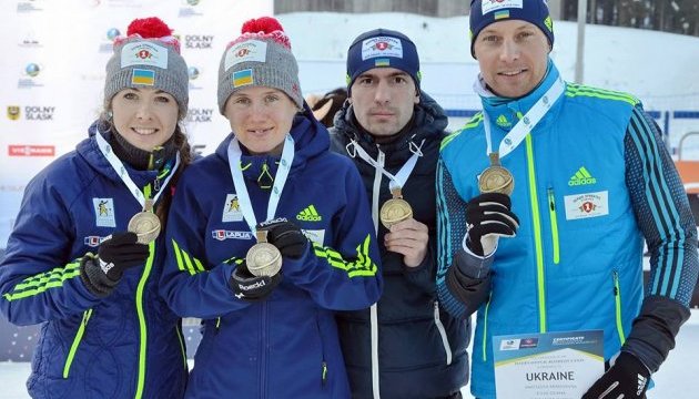 Українські біатлоністи пішли з п'єдесталу,  щойно заграв гімн Росії