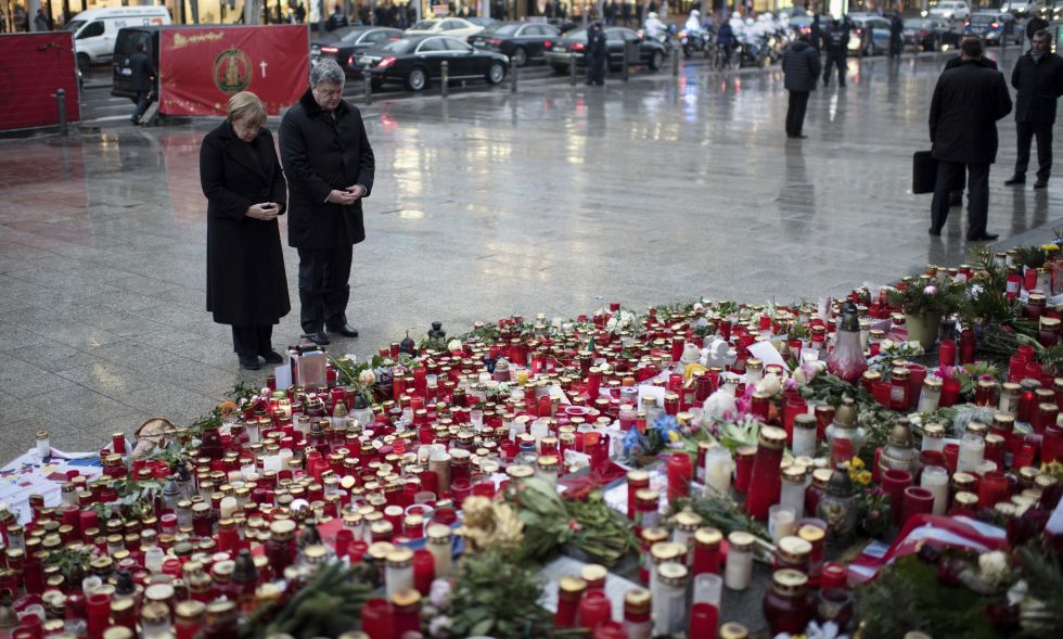 Angela Merkel og Petro Porosjenko besøkte minnestedet for terrorangrepet i Berlin da den ukrainske presidenten besøkte Tyskland mandag. Foto: Bernd von Jutrczenka / DPA / AP / NTB scanpix Bernd von Jutrczenka / TT / NTB Scanpix Angela Merkel og Petro Porosjenko besøkte minnestedet for terrorangrepet i Berlin da den ukrainske presidenten besøkte Tyskland mandag. Foto: Bernd von Jutrczenka / DPA / AP / NTB scanpix Bernd von Jutrczenka / TT / NTB Scanpix