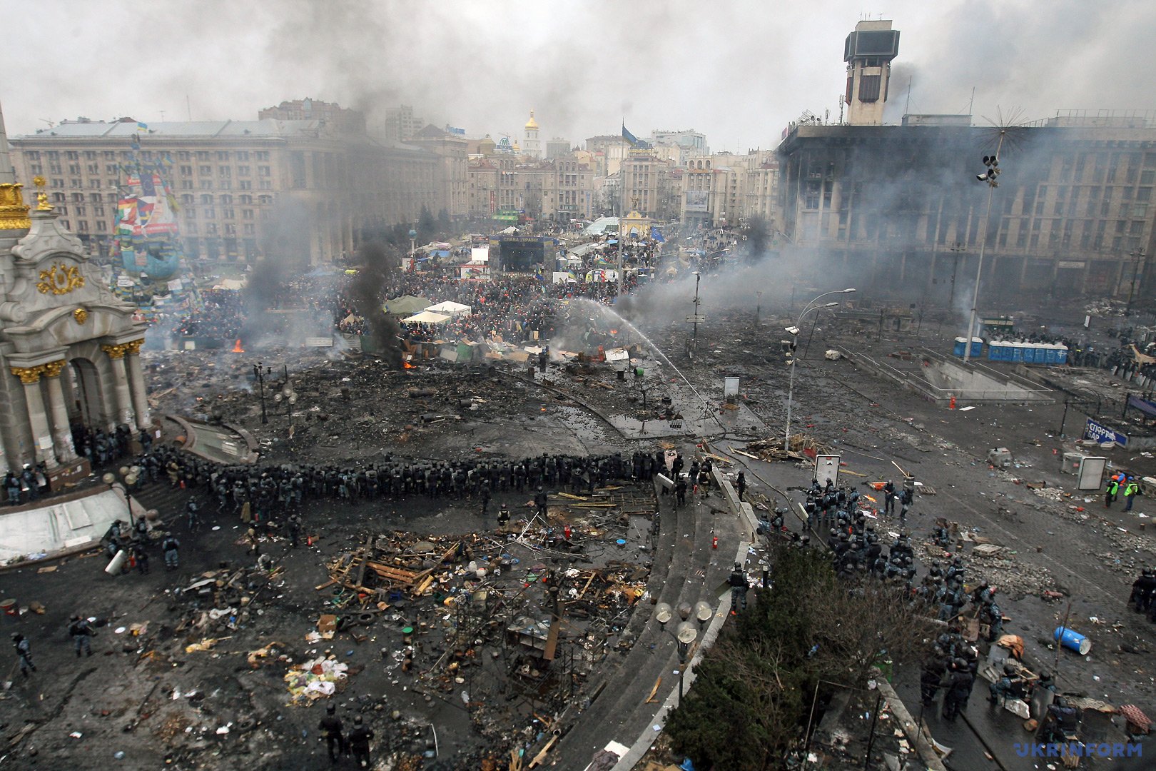 Что произошло на майдане в 2014. Киев площадь независимости Евромайдан. Майдан 2014 площадь независимости. Майдан Украина 2013.