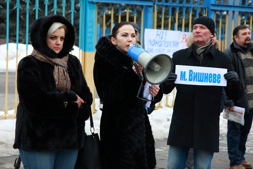 Мітинг під КОДА. На фото: Людмила Мартиненко (з рупором) 