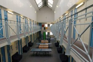 У Британії вирішили звільнити деяких в'язнів, аби розвантажити в'язниці