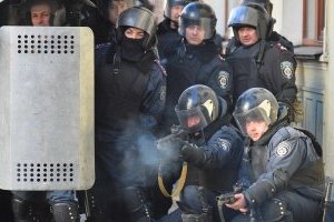 Справи Майдану: екскомандира роти київського «Беркуту» заочно засудили до 10 років в'язниці за знищення зброї 