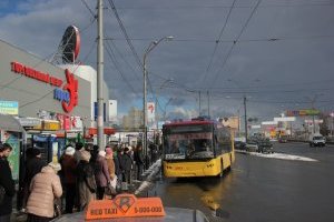 Поблизу зупинок транспорту в Києві планують встановити захисні конструкції