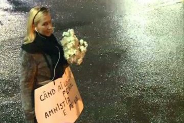 В Румынии не прекращаются протесты: полиции несут цветы