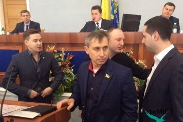 На сесії Черкаської облради через мовне питання побилися депутат і керівник готелю