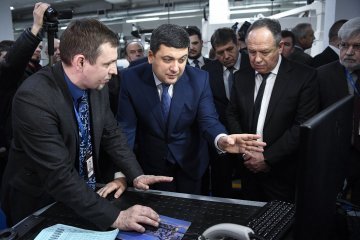 Гройсман говорит, что торговая блокада грозит отсутствием валюты