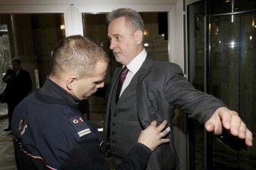 Без паспорта і під