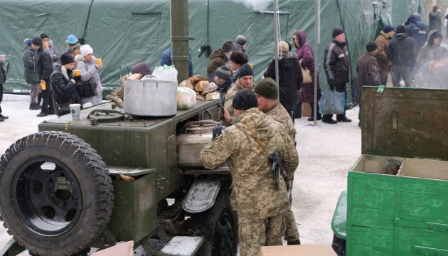 Прикордонники передали в Авдіївку польові кухні та бензовози 