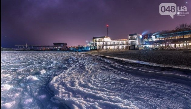 Les habitants d'Odessa ont montré la mer de nuit enveloppée de glace
