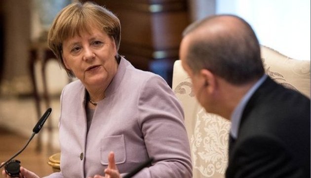 Меркель нагадала Ердогану про демократію та права