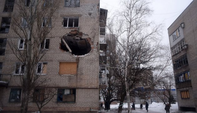 В Авдіївці під час обстрілу багатоповерхівок чоловік закрив собою дітей