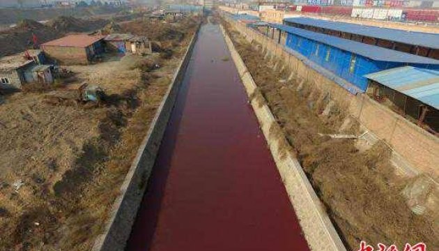 Річка у Китаї стала криваво-червоною
