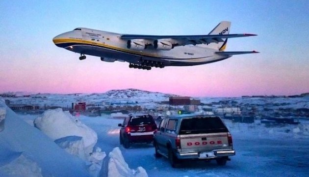 Ruslán ucraniano salva el avión suizo de cautiverio de hielo 