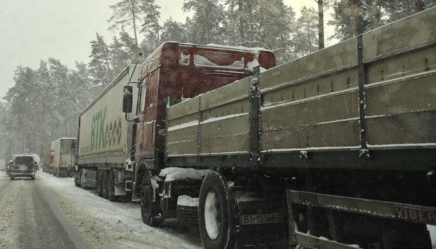 Київ обмежив в'їзд вантажівок - через снігопад