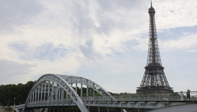 У Парижі автобус з туристами врізався в міст 