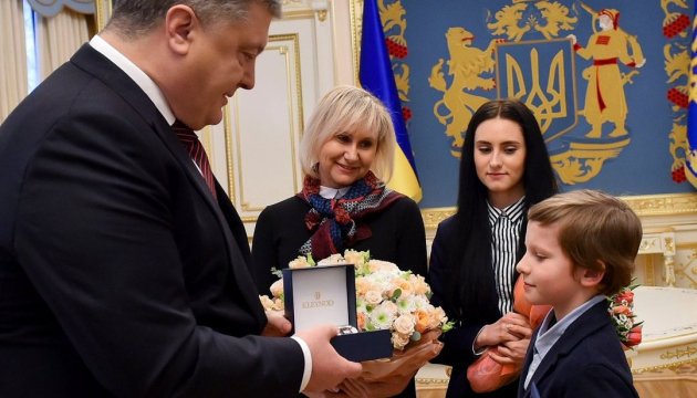 Ukrainian President Poroshenko meets with Sushchenko’s wife and children