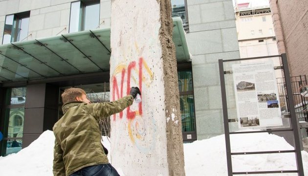 У Берліні шкодують про вчинок нардепа, який вимазав фарбою Берлінську стіну