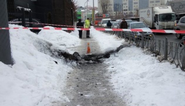 У центрі Києва підземний вибух мало не вбив двох перехожих