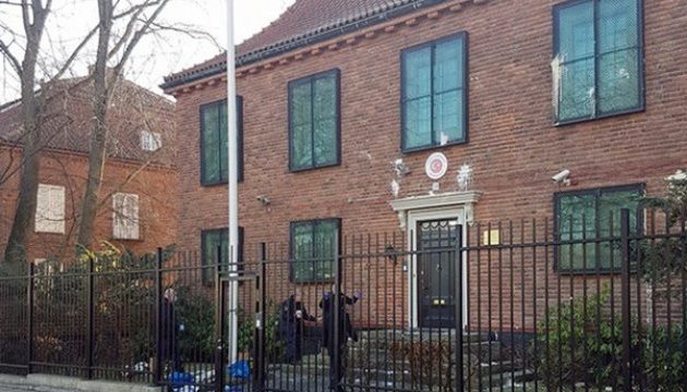 Посольство Туреччини у Швеції знову закидали пляшками з фарбою