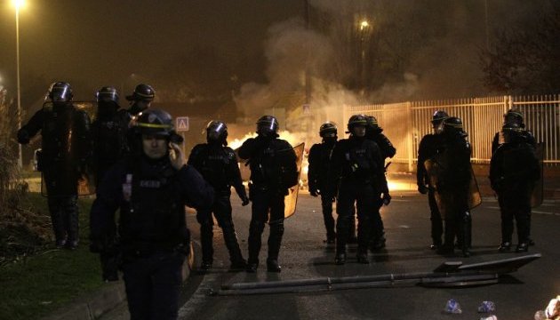 Протести в Парижі: Проти людей застосували сльозогінний газ