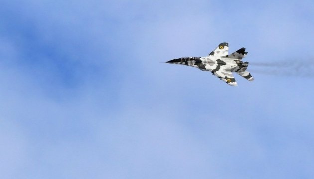 Los cazas vuelan en el cielo sobre Vasylkiv