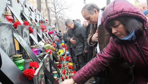 En Kyiv rinden homenaje a los héroes de la Centena Celestial (Foto)