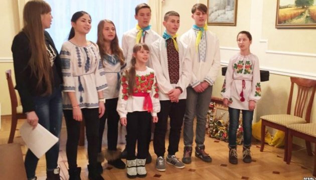 Дети из Волновахи и Прикарпатья презентовали в Праге проект о мире для Украины Дети из Волновахи и Прикарпатья презентовали в Праге проект о мире для Украины