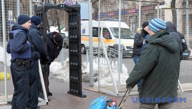 У центрі Києва встановлені рамки з металошукачами