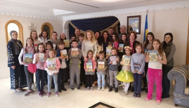 В українську школу в Кувейті передали підручники рідною мовою В українську школу в Кувейті передали підручники рідною мовою